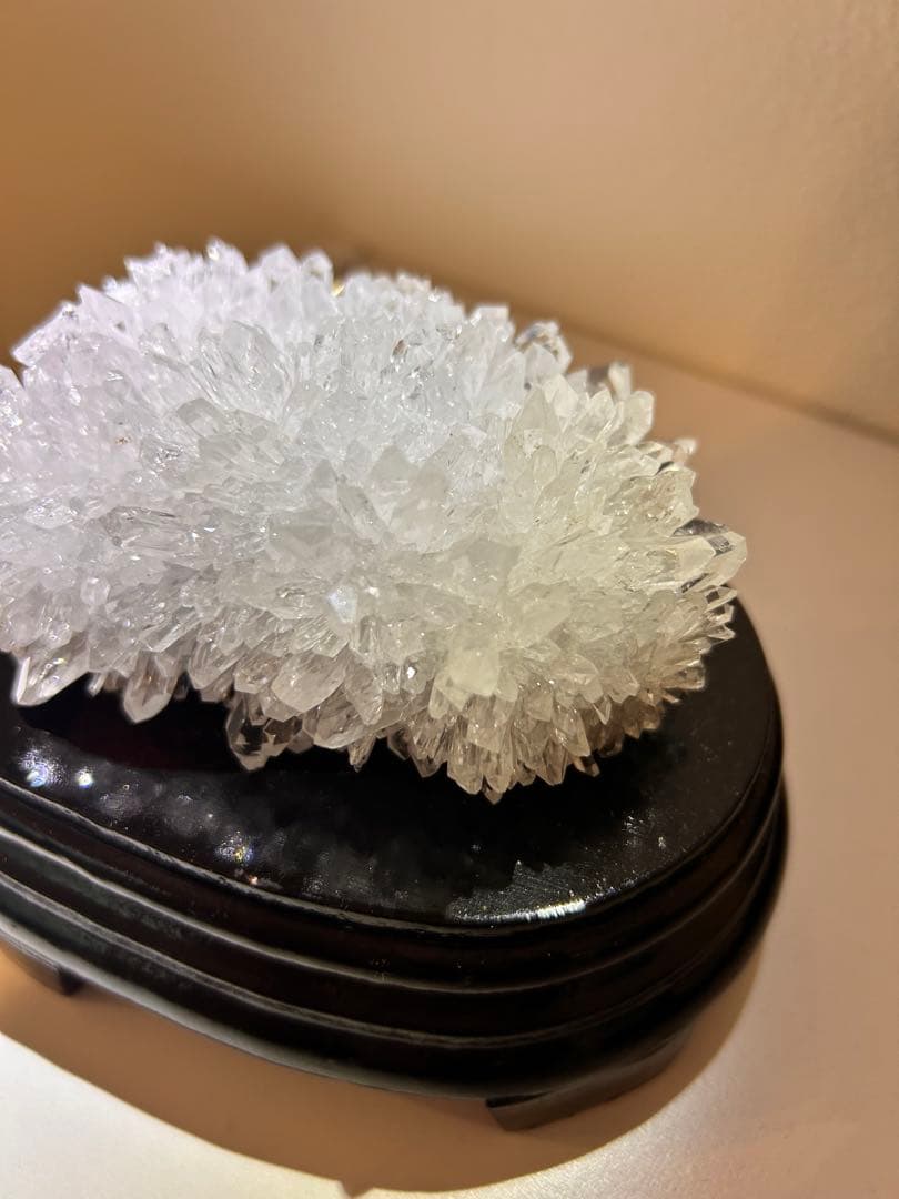 【最終値下げ】高品質✨中国貴州省産　菊花水晶クラスター　木製台座付き