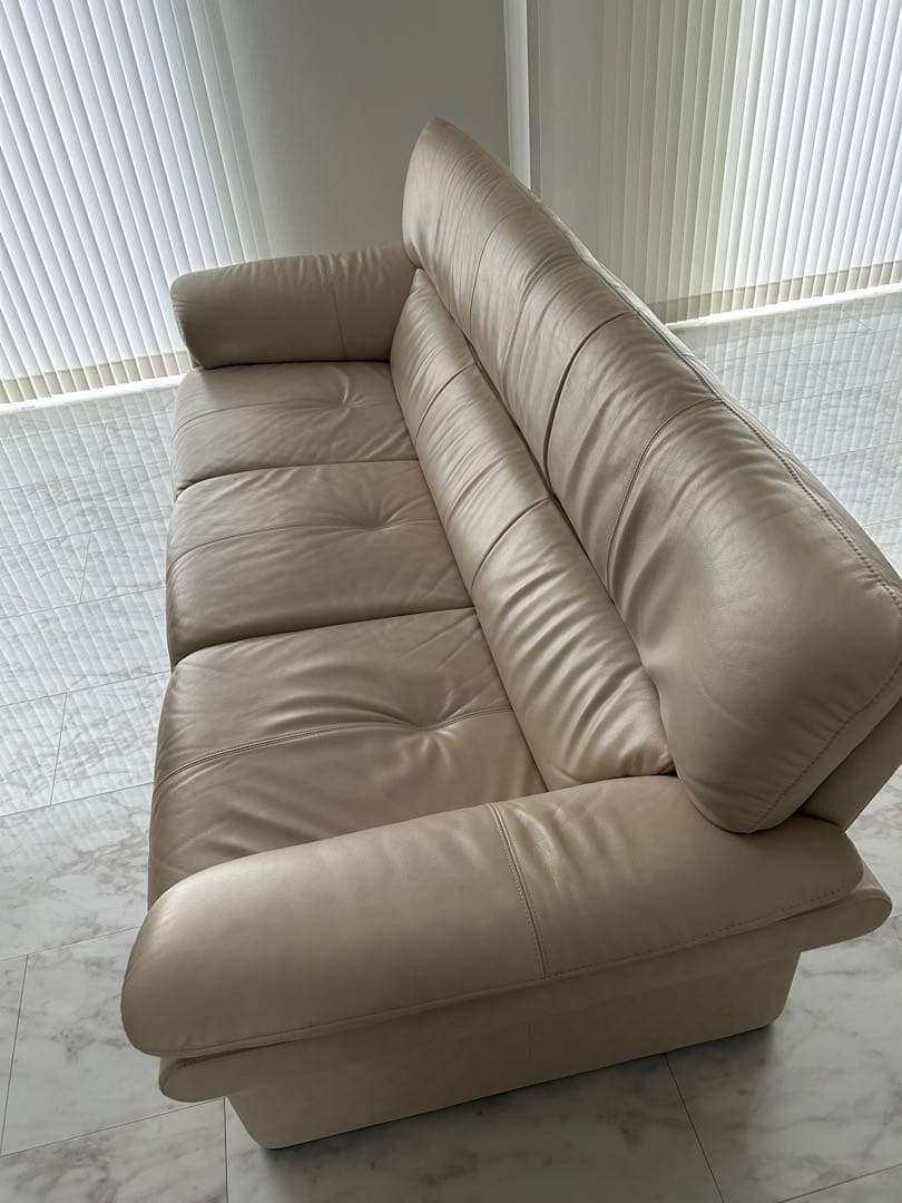 カリモク⭐︎ベージュ⭐︎レザー３人掛けソファ
