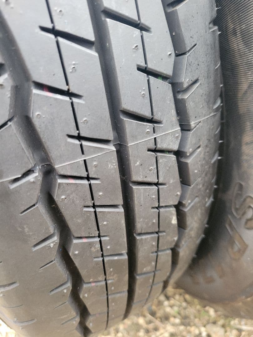 ハイエース　新車外し純正タイヤ　送料込