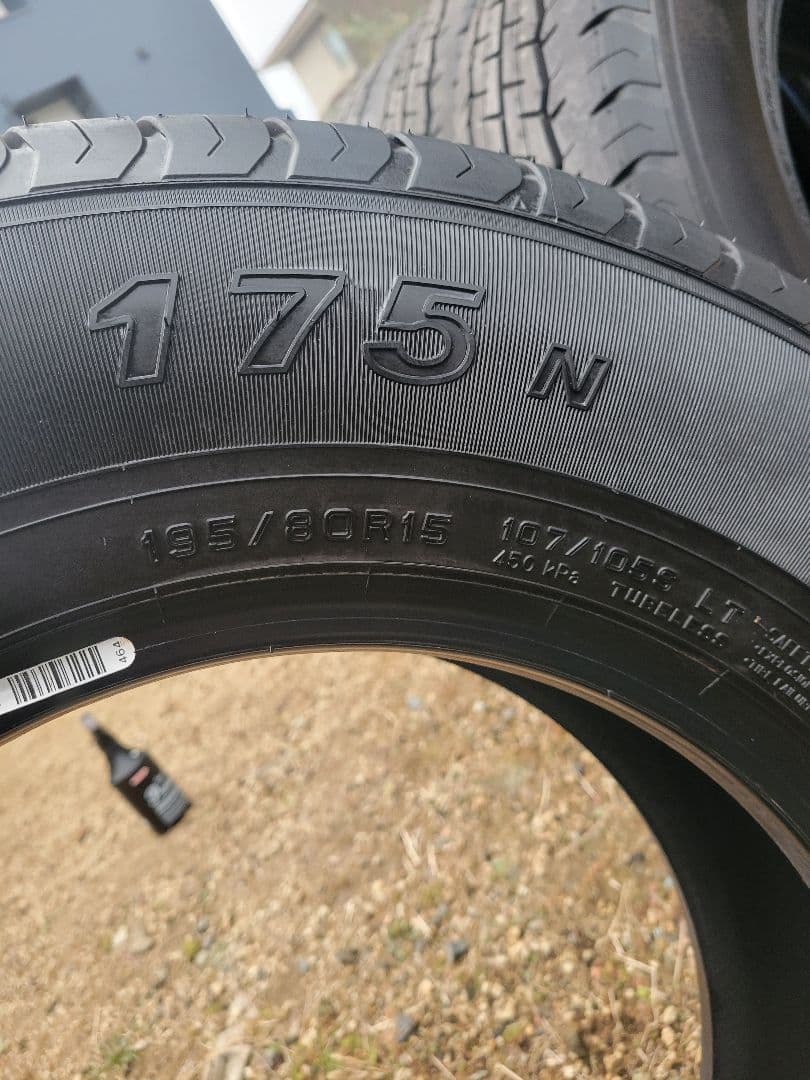 ハイエース　新車外し純正タイヤ　送料込