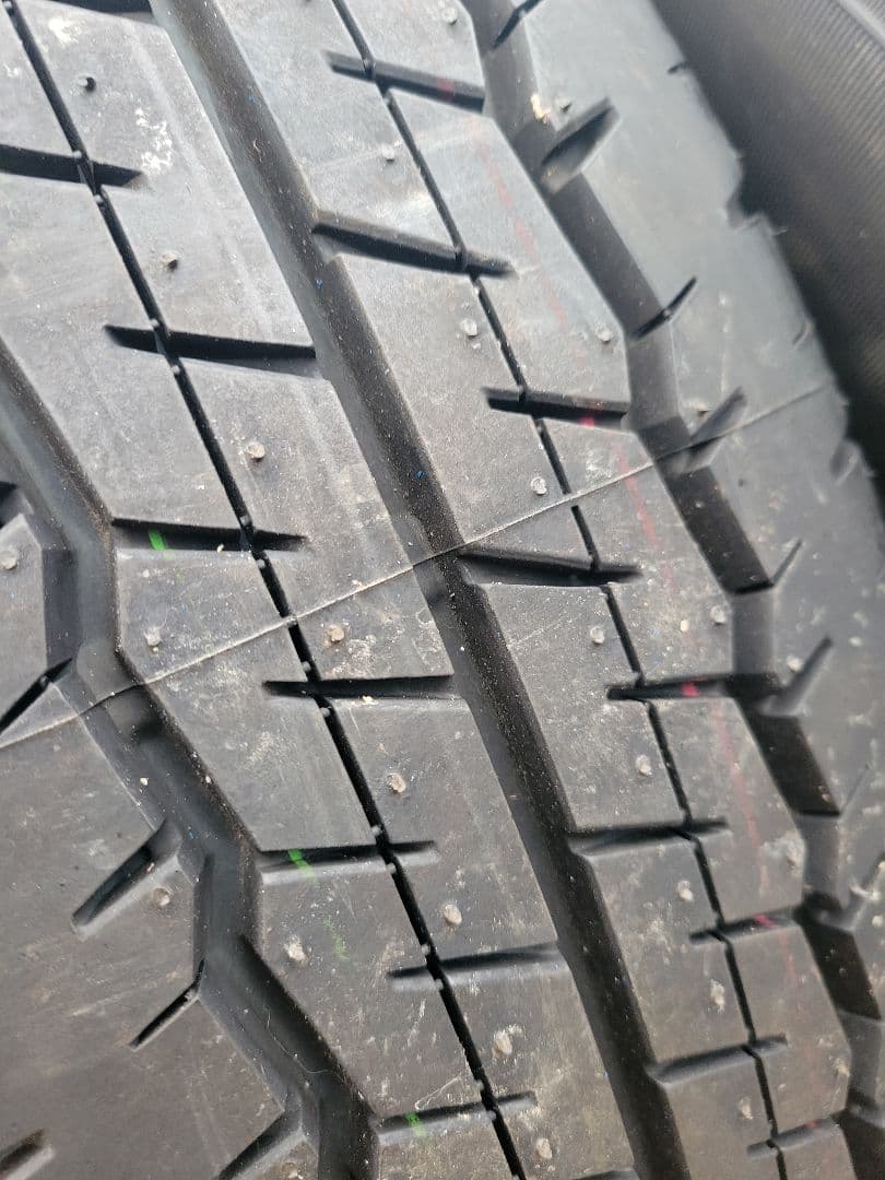 ハイエース　新車外し純正タイヤ　送料込