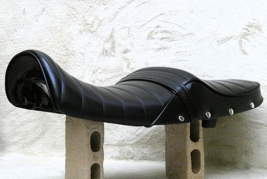 NC39 NC42タックロール シート　黒皮ボタン/CB400SF