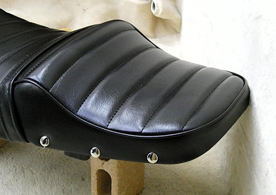 NC39 NC42タックロール シート　黒皮ボタン/CB400SF