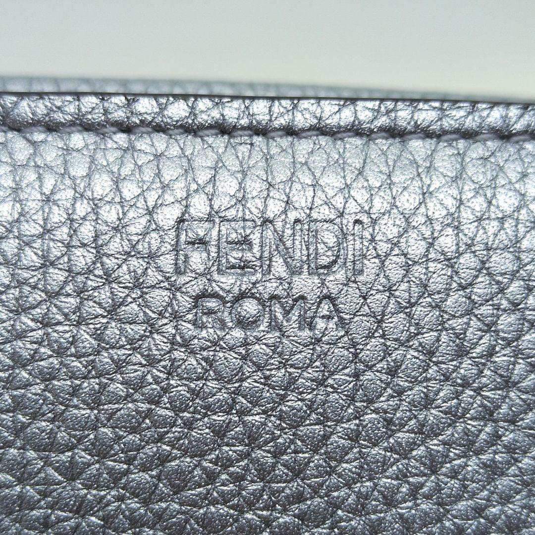 【極美品 希少色 保存袋付き】フェンディ　ピーカブー　折り財布　シルバー　シボ革