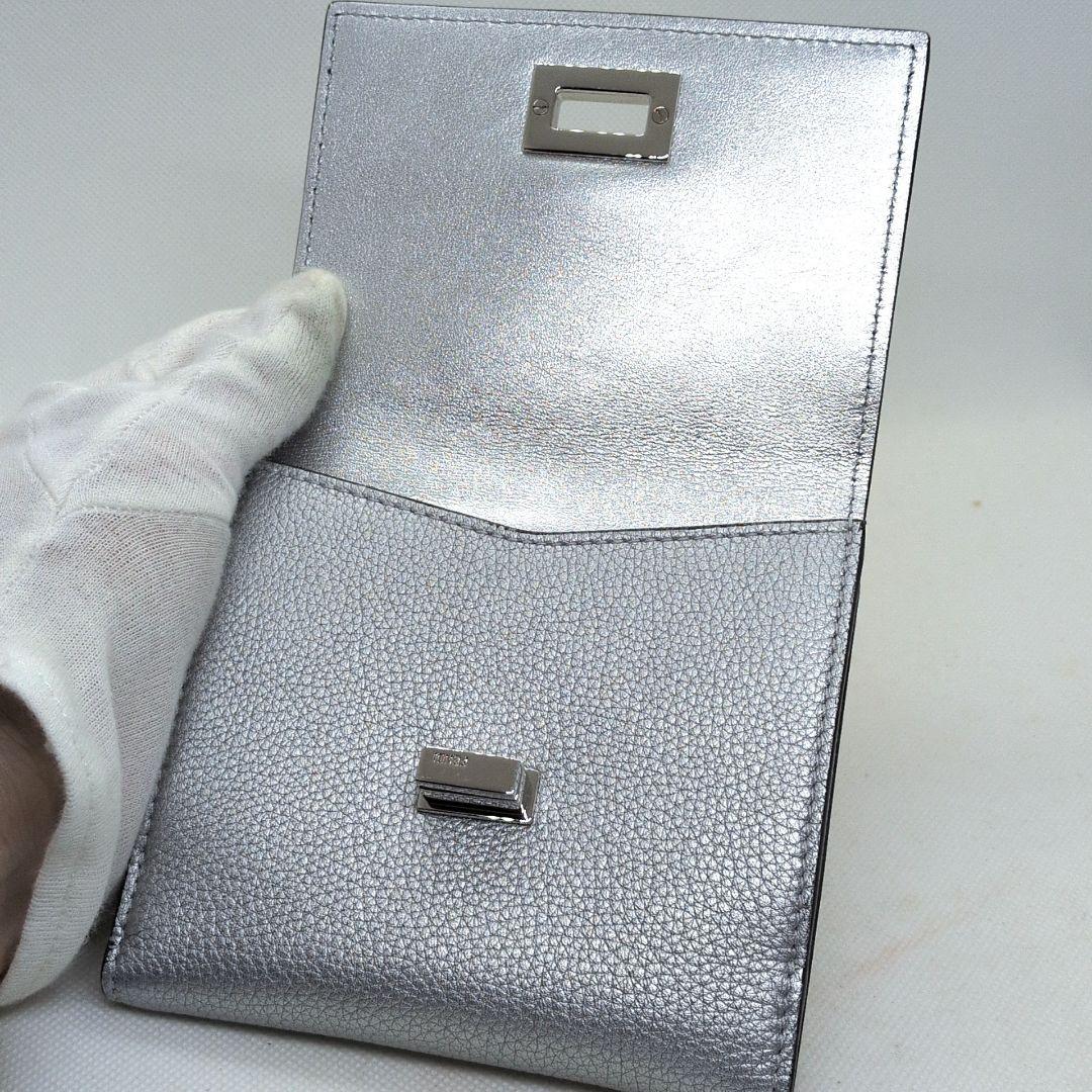 【極美品 希少色 保存袋付き】フェンディ　ピーカブー　折り財布　シルバー　シボ革