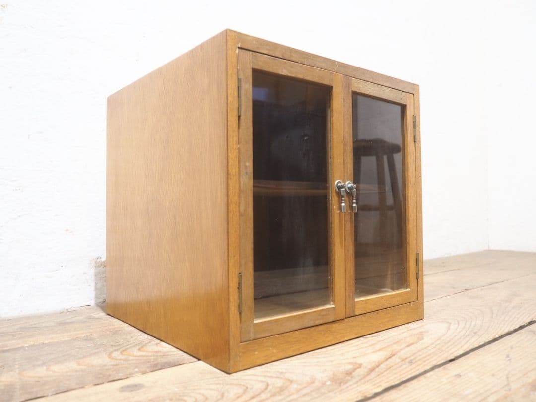 1398 ビンテージ　観音扉の小さいガラスケース　飾り棚　コレクション　レトロ