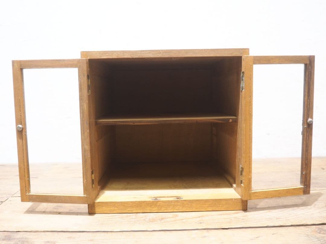 1398 ビンテージ　観音扉の小さいガラスケース　飾り棚　コレクション　レトロ