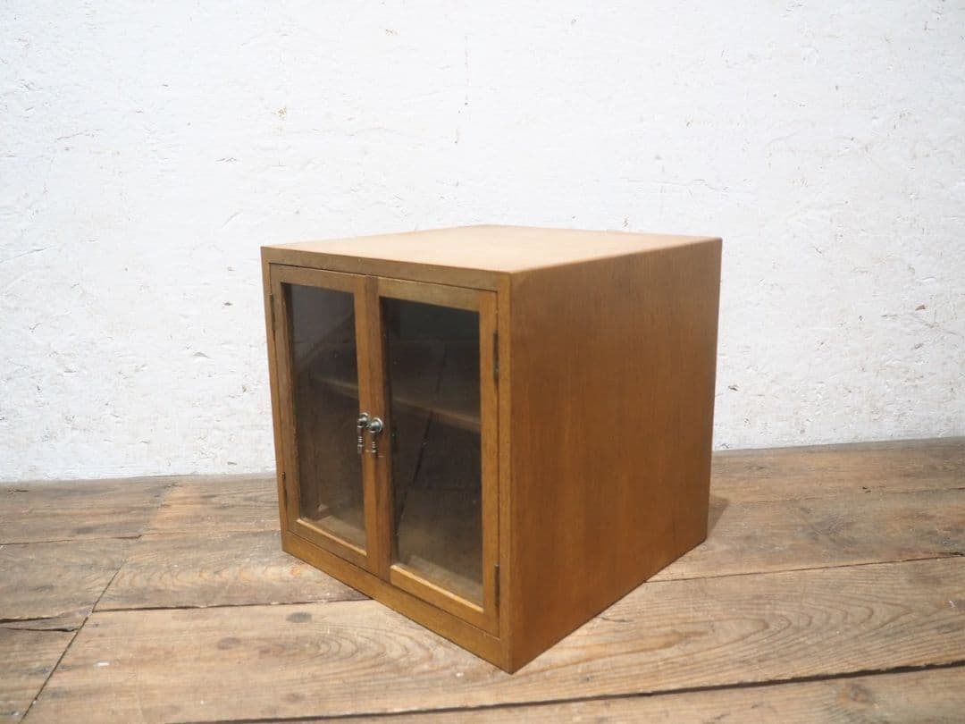 1398 ビンテージ　観音扉の小さいガラスケース　飾り棚　コレクション　レトロ