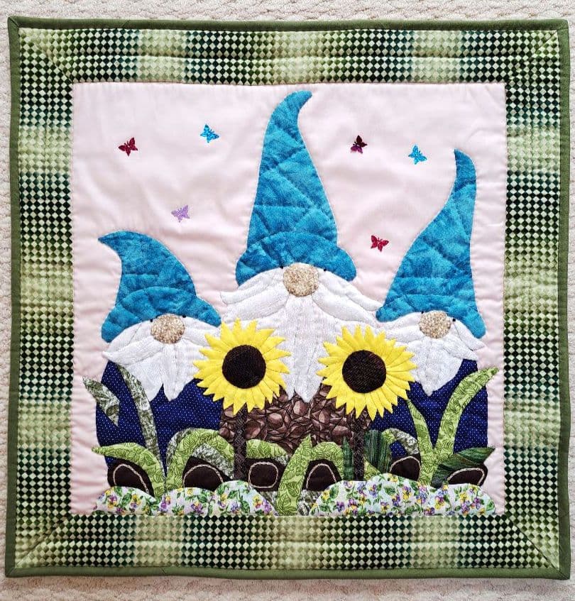 ハンドメイド　パッチワークタペストリー(3人のこびと)