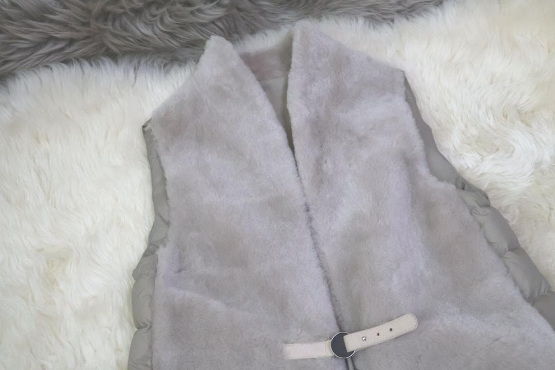 Sov ソブ の ムートン 毛皮ファーを使用した ダウン ジレ コート