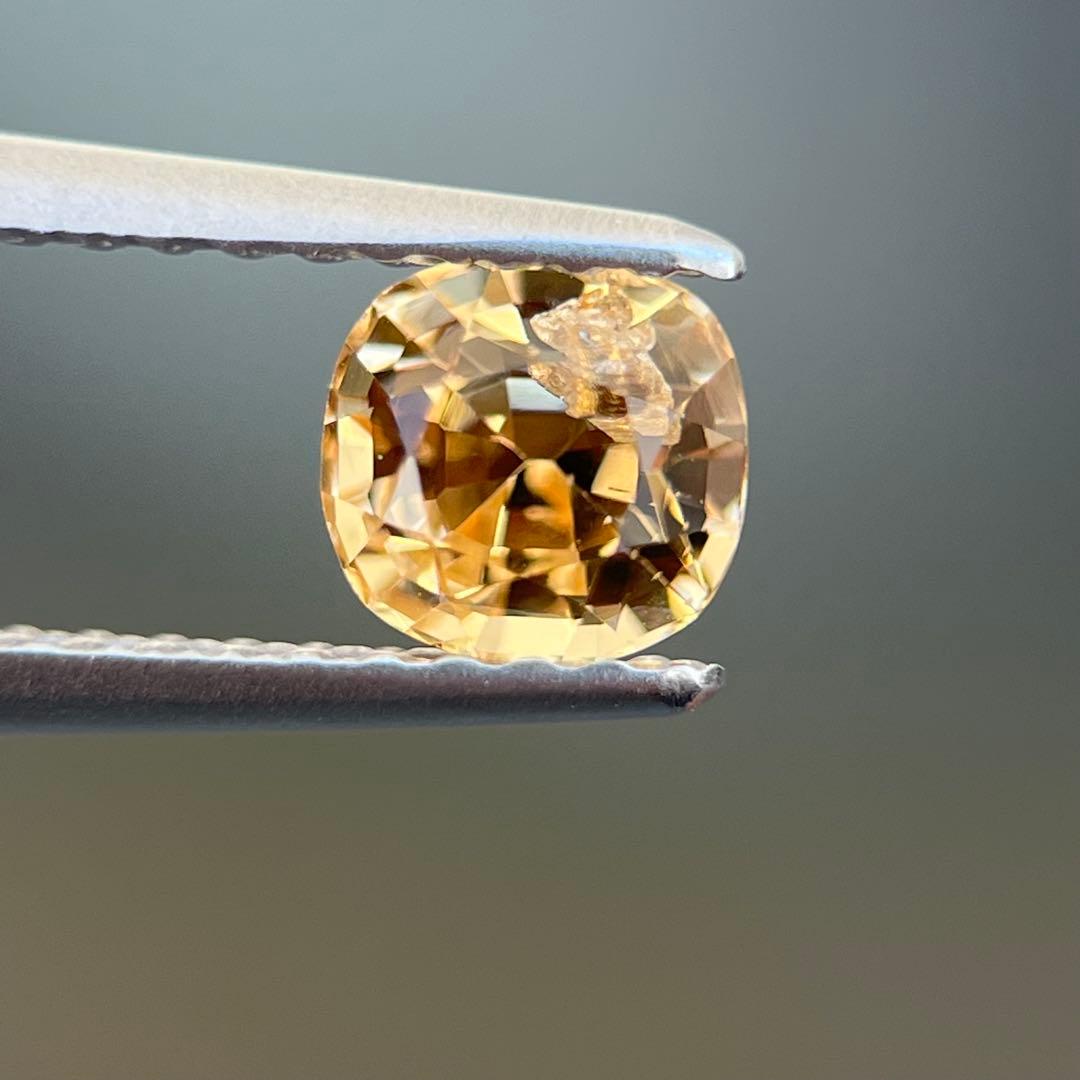 スリランカ産非加熱天然オレンジイエローサファイアルース