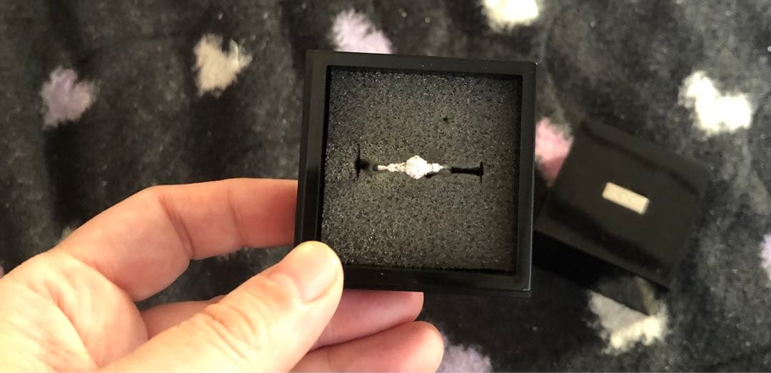 azaleaホワイトサファイア指輪　証明書有り　ケース付き　即日&匿名配送