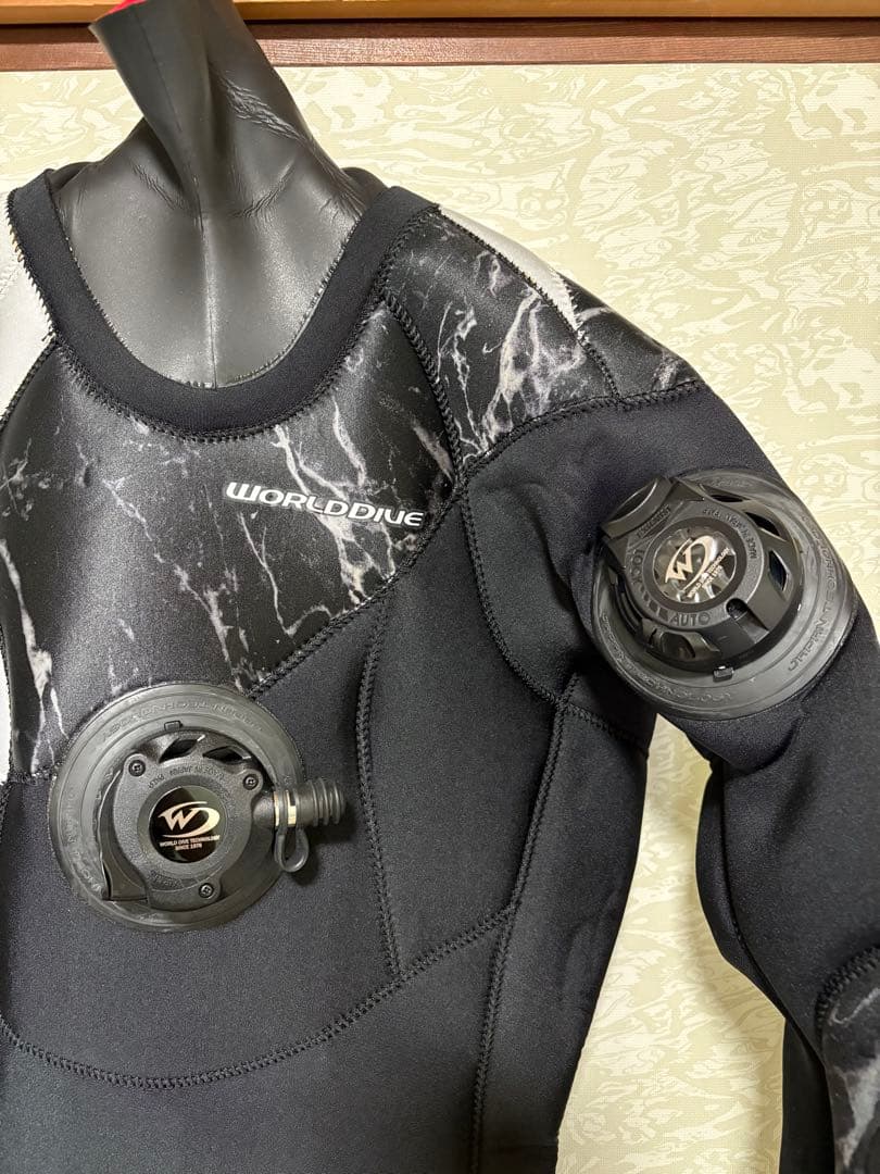 WORLD DIVE フルスーツ ブラック/ホワイトXS ドライスーツケース付き