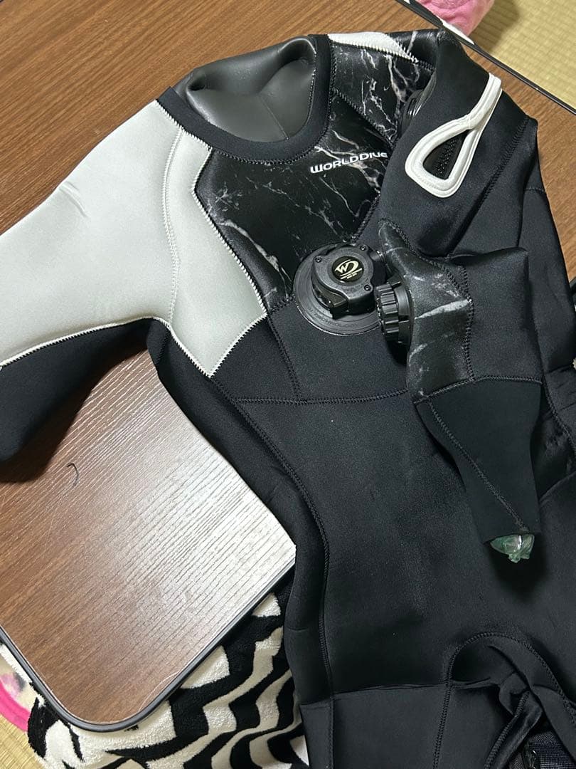 WORLD DIVE フルスーツ ブラック/ホワイトXS ドライスーツケース付き