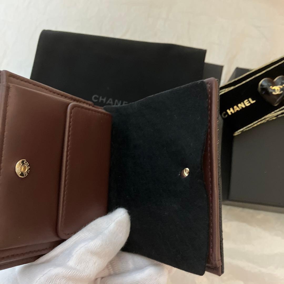 CHANEL 二つ折り財布 黒 レザー　男女兼用　￼ 24C