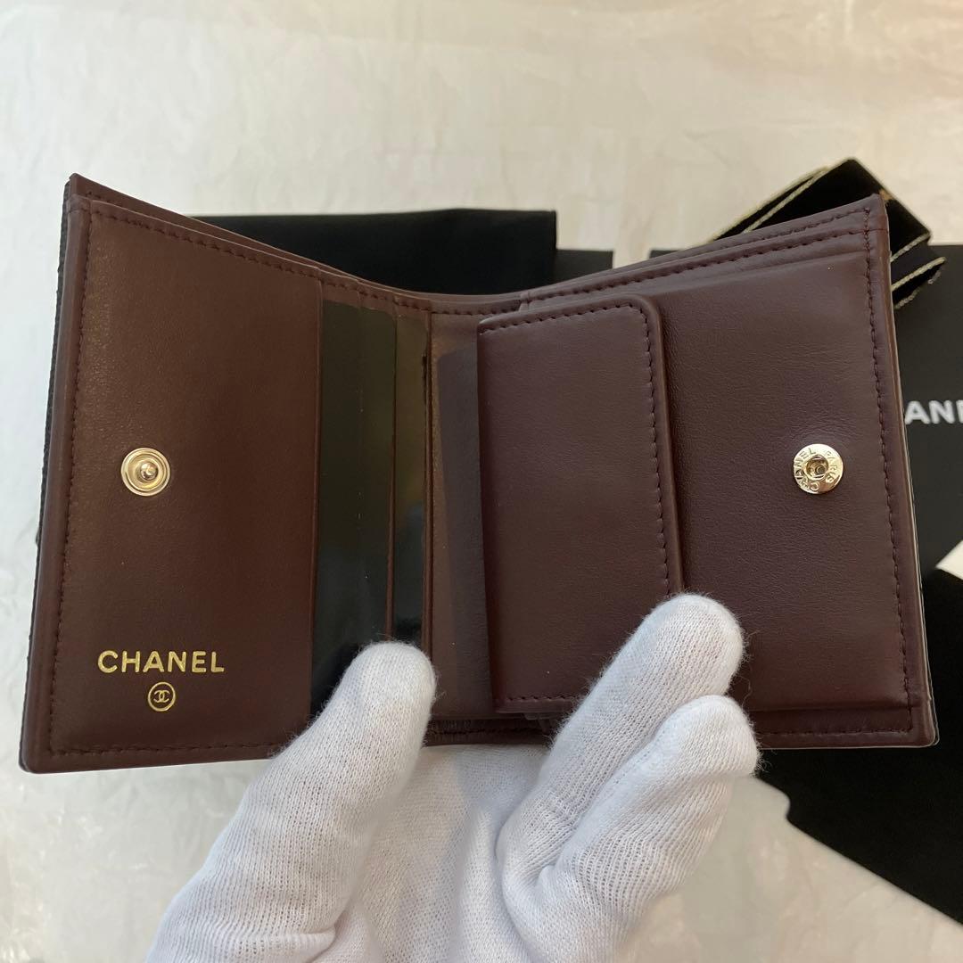 CHANEL 二つ折り財布 黒 レザー　男女兼用　￼ 24C