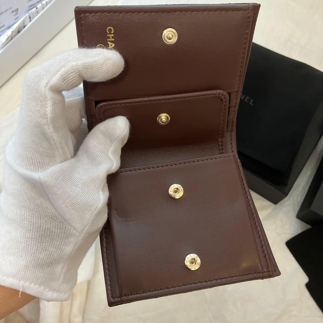 CHANEL 二つ折り財布 黒 レザー　男女兼用　￼ 24C