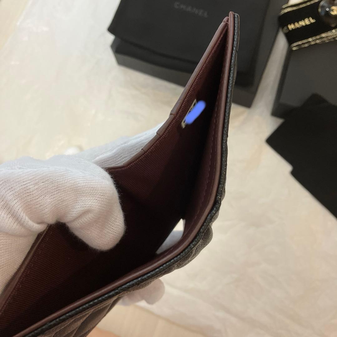 CHANEL 二つ折り財布 黒 レザー　男女兼用　￼ 24C