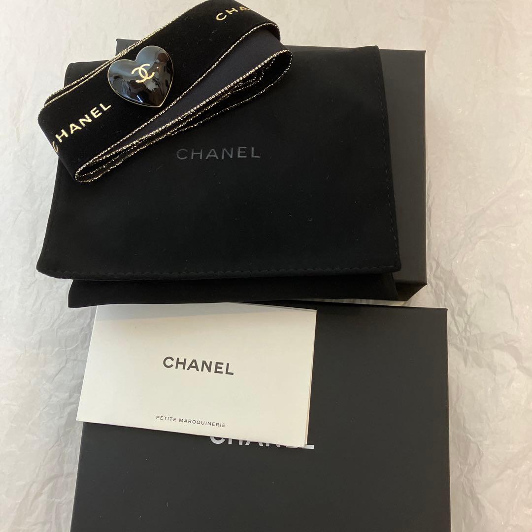 CHANEL 二つ折り財布 黒 レザー　男女兼用　￼ 24C