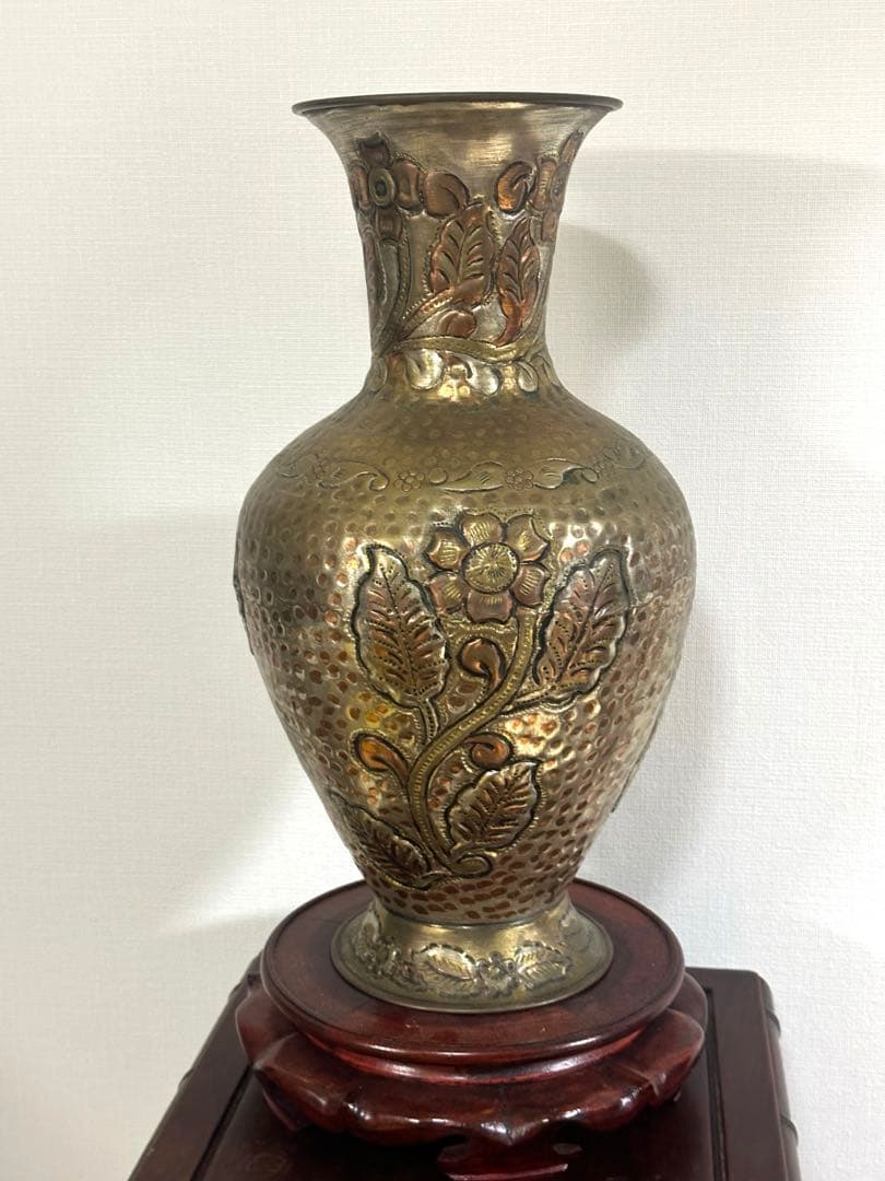 126 アンティーク金属製花瓶 花柄彫刻付き