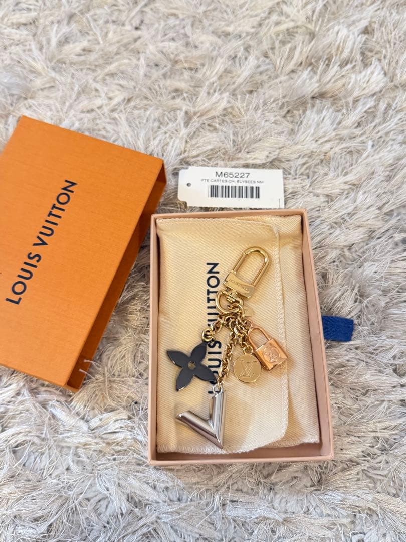 Louis Vuitton ロゴチャーム キーホルダー
