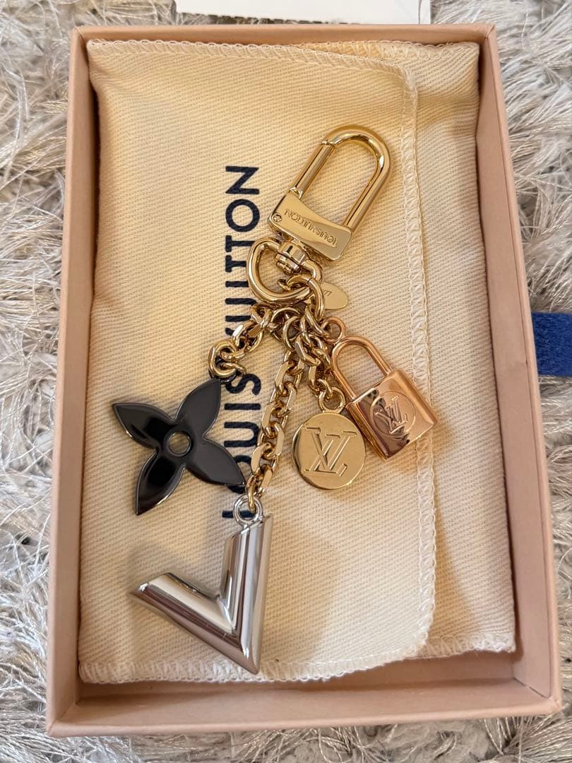 Louis Vuitton ロゴチャーム キーホルダー
