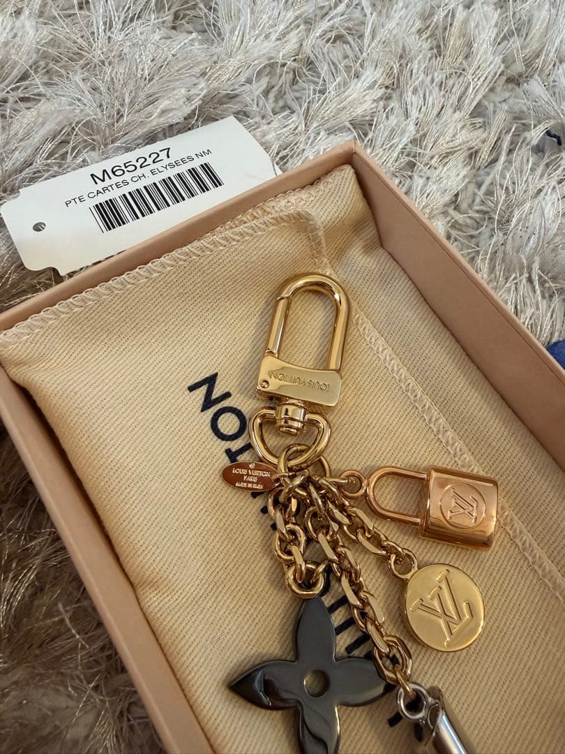 Louis Vuitton ロゴチャーム キーホルダー