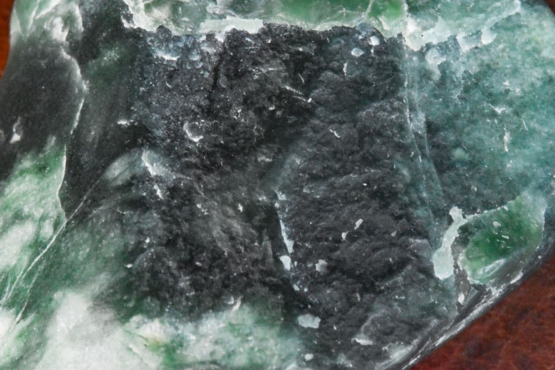 糸魚川 金山谷系 最上級緑色翡翠原石