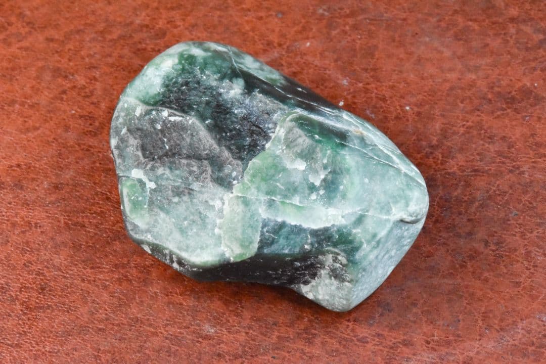 糸魚川 金山谷系 最上級緑色翡翠原石