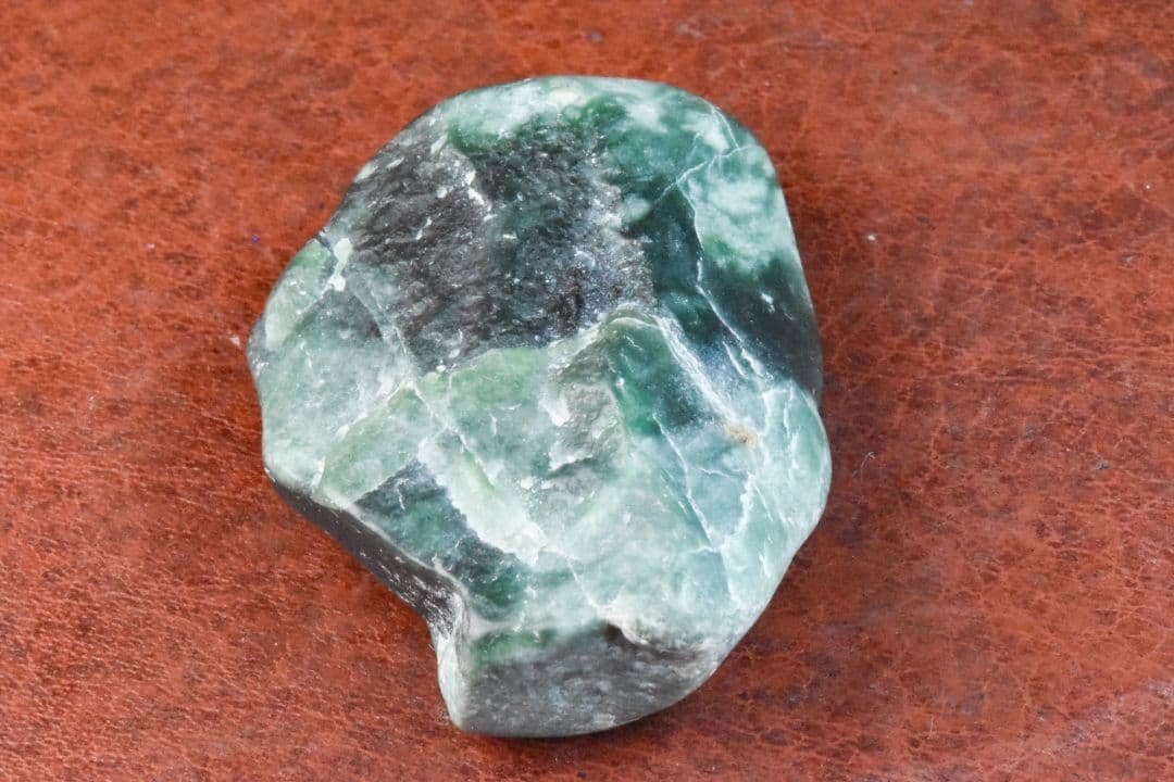 糸魚川 金山谷系 最上級緑色翡翠原石