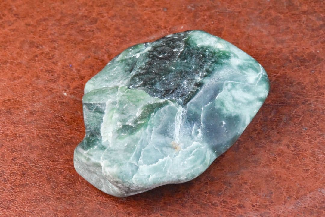 糸魚川 金山谷系 最上級緑色翡翠原石