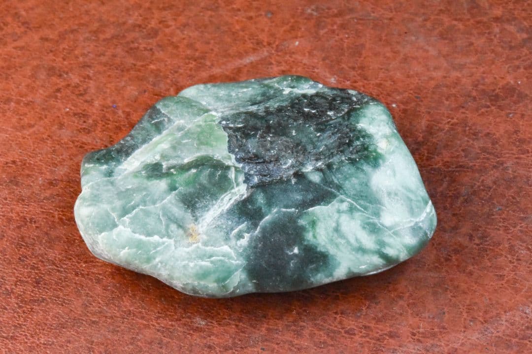 糸魚川 金山谷系 最上級緑色翡翠原石