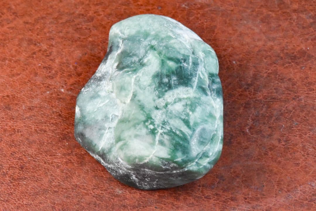 糸魚川 金山谷系 最上級緑色翡翠原石