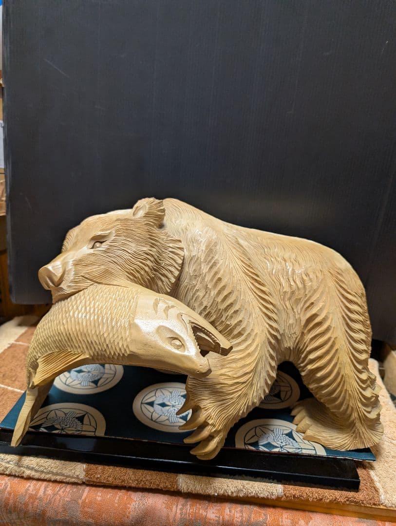 木彫りアンティック木製クマと魚の彫刻 約30cm白色珍しい白貴重品