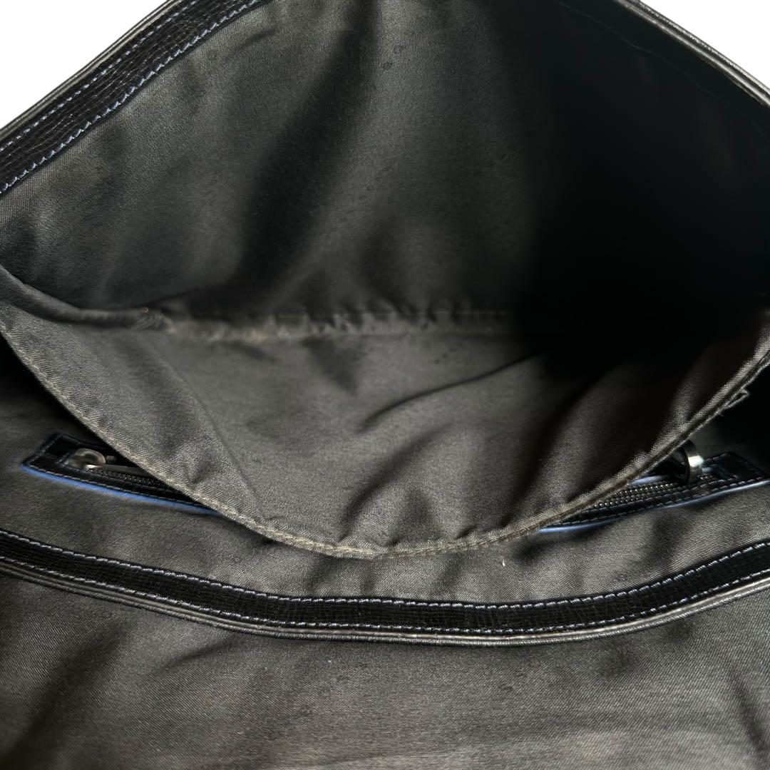 大容量　ヒューゴボス　ショルダーバッグ　メッセンジャーバッグ　レザー　ブラック