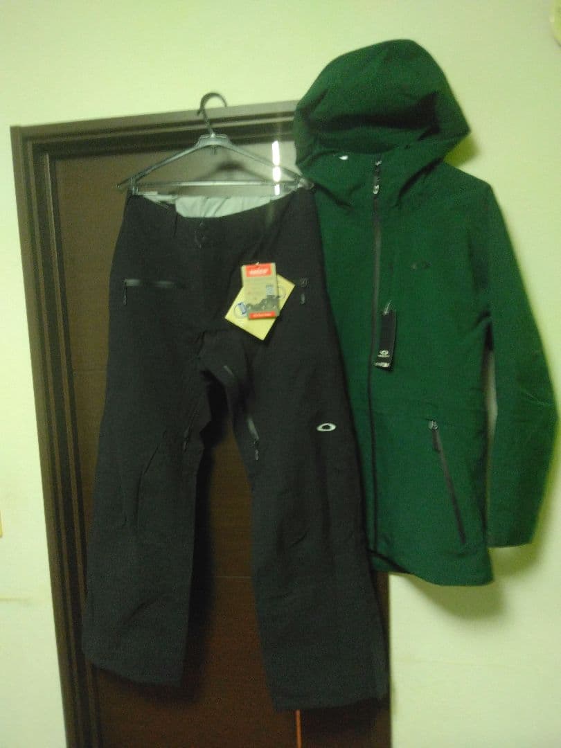 新品 OAKLEY M 上下セット　スノーシェル　スキー スノーボード ウエア