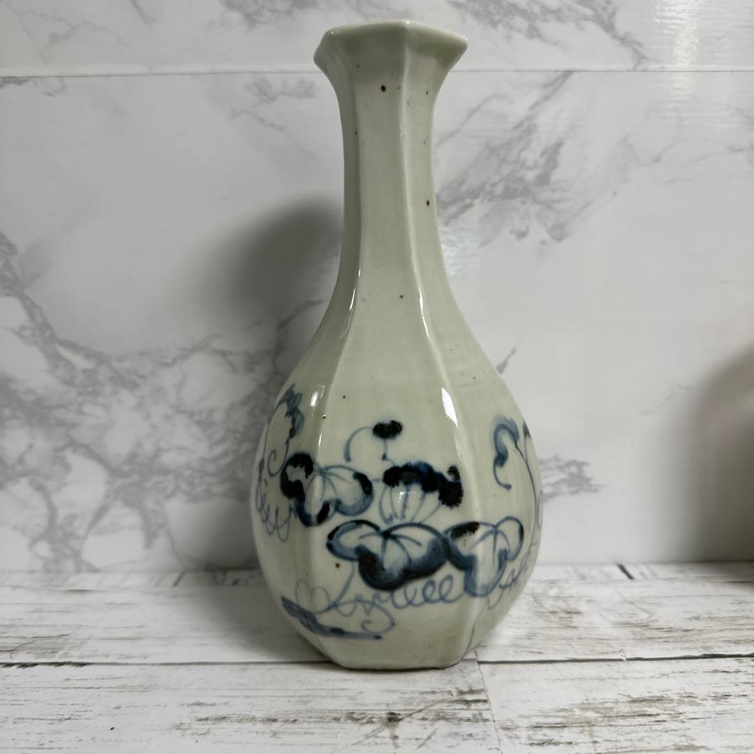 李朝青花染付、蔦葉紋様、面取り6面。徳利。箱サービス。