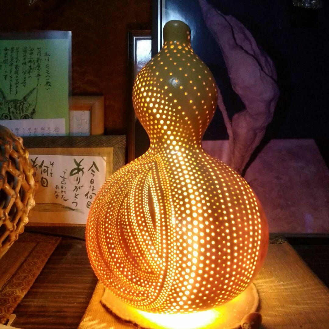 天然のひょうたんランプにLEDの台付きます