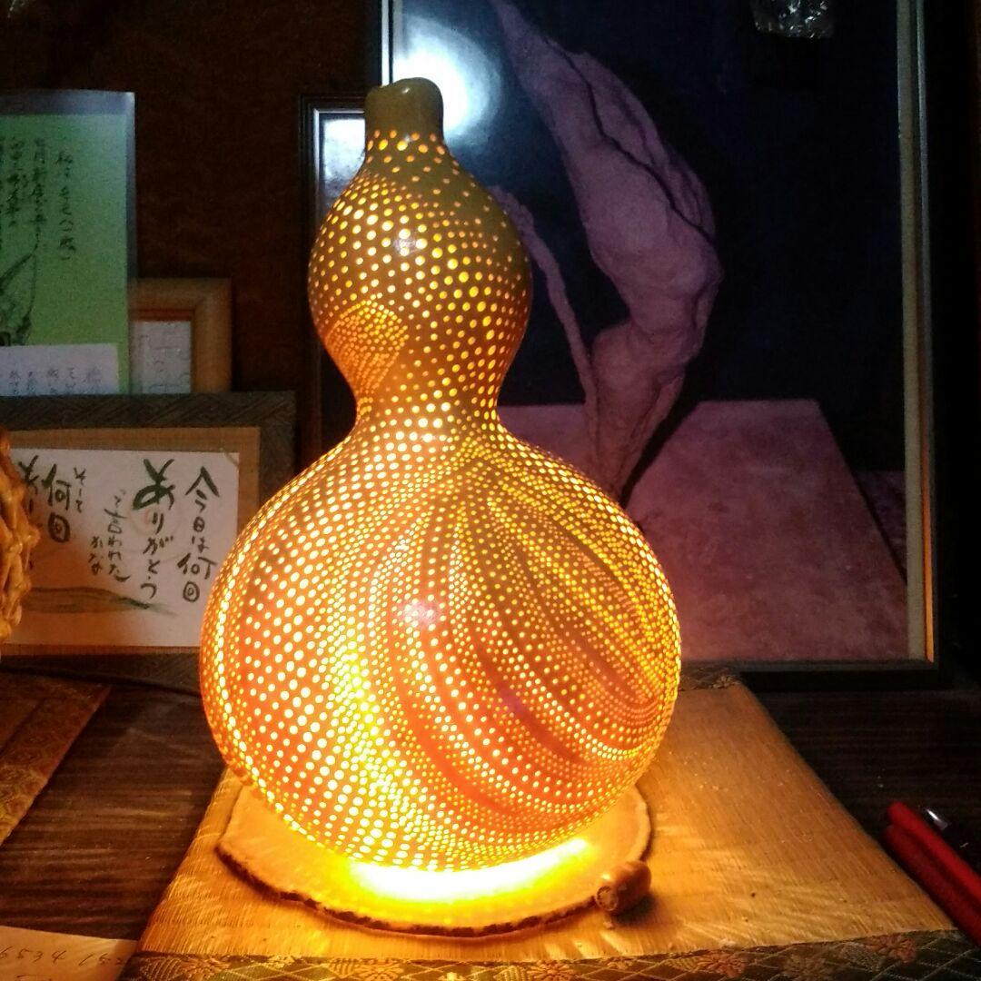天然のひょうたんランプにLEDの台付きます