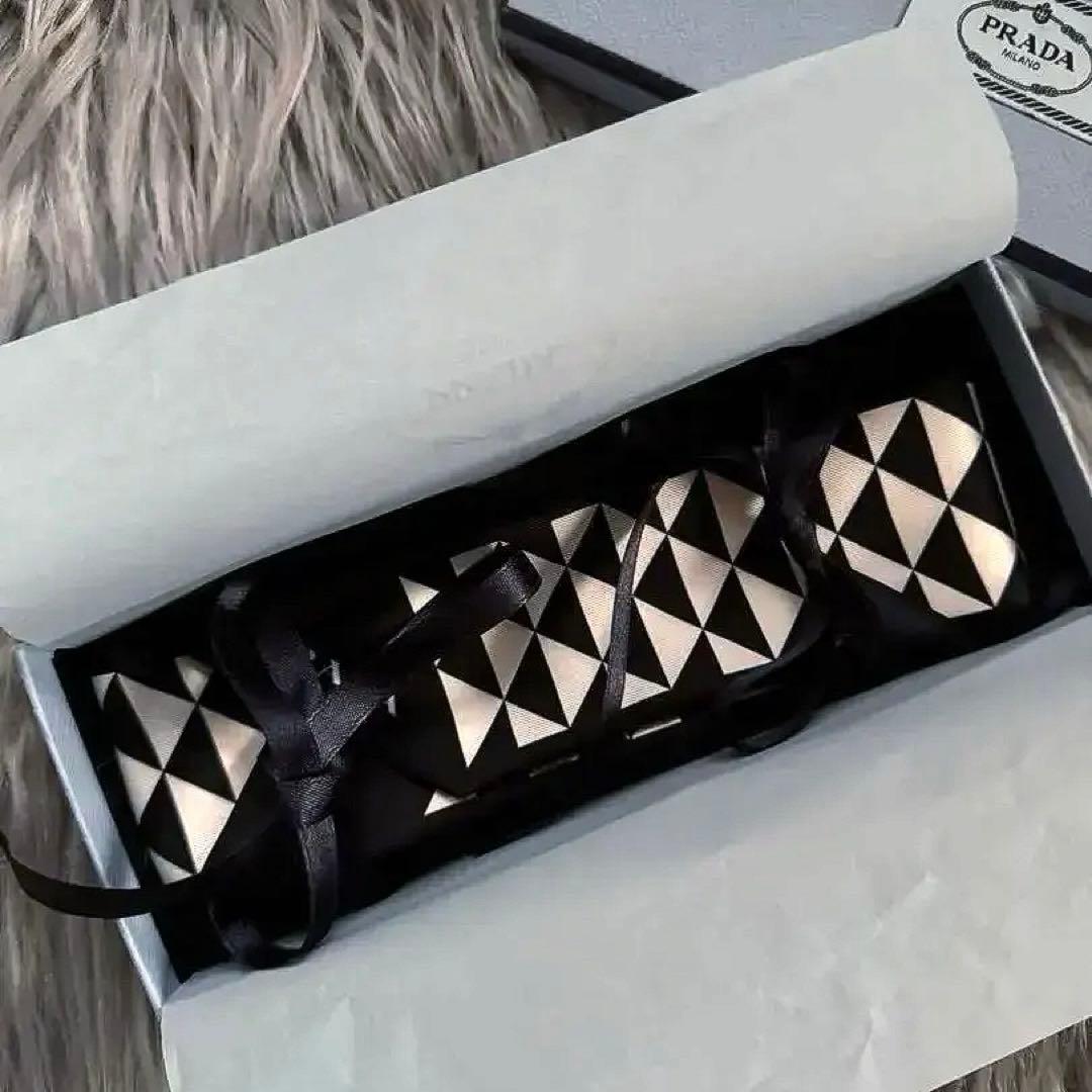 【正規品】PRADA 三角モチーフ リボンスカーフ ブラック トライアングル