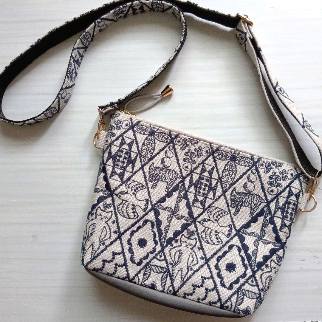 ミナペルホネン　ショルダーバッグポシェット　シンフォニー　ライトグレー　猫さん