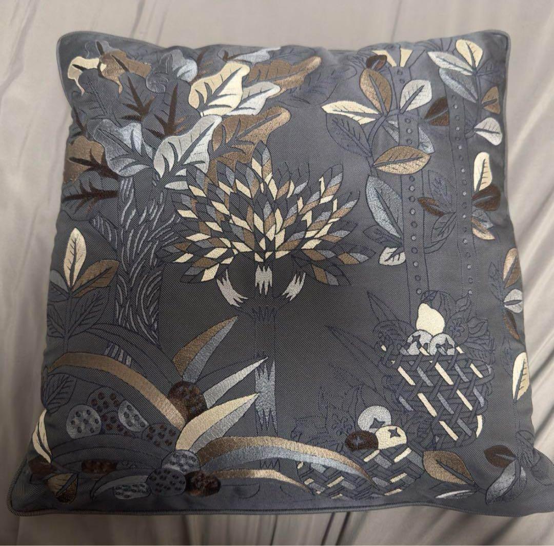 《新品未使用タグ付き》HERMES エルメス 刺繍 クッション