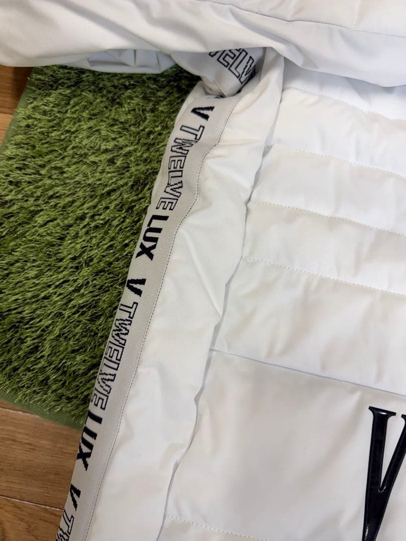 新品未使用正規品【V12/sizeXL】軽量中綿アウター　ストレッチタフタダウン