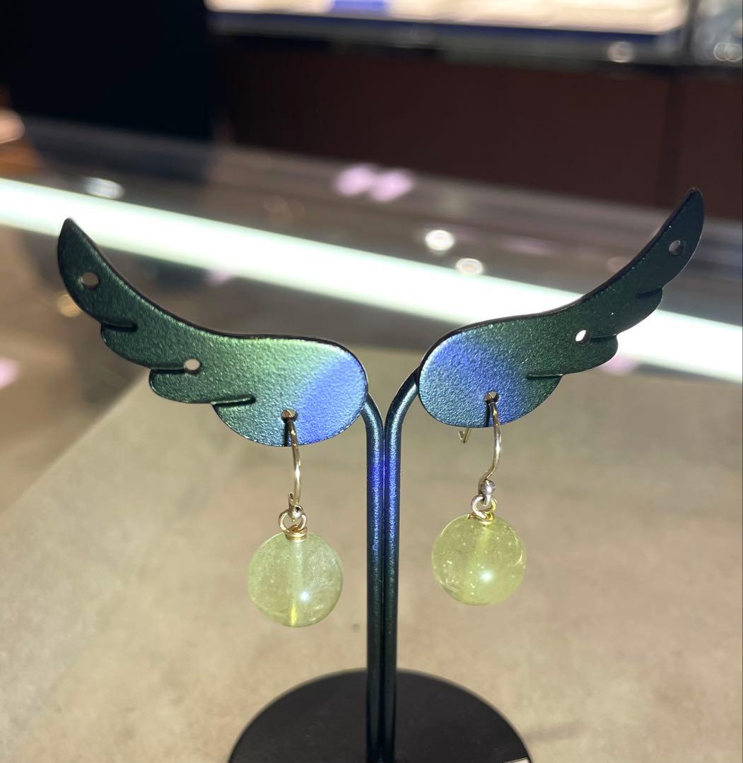 K18ピアス　リビアングラス