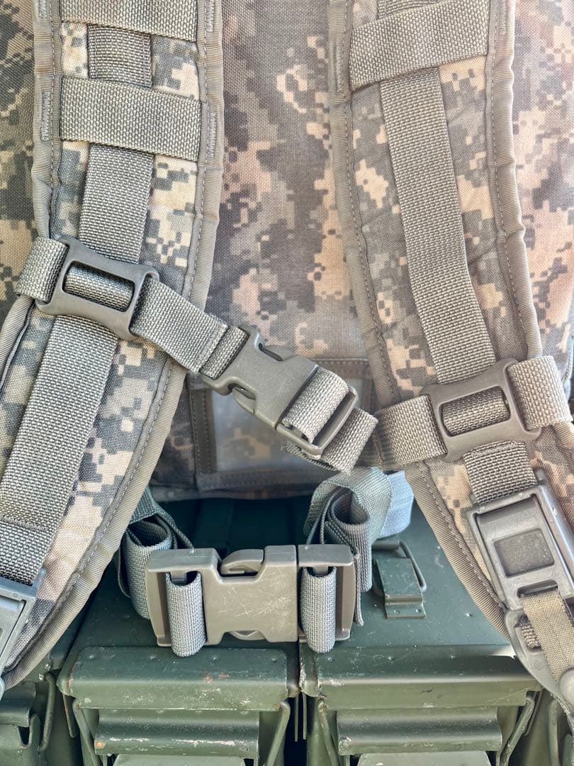 米軍放出品MOLLE2アサルトパック リュック バックパック ショベルポーチ付き