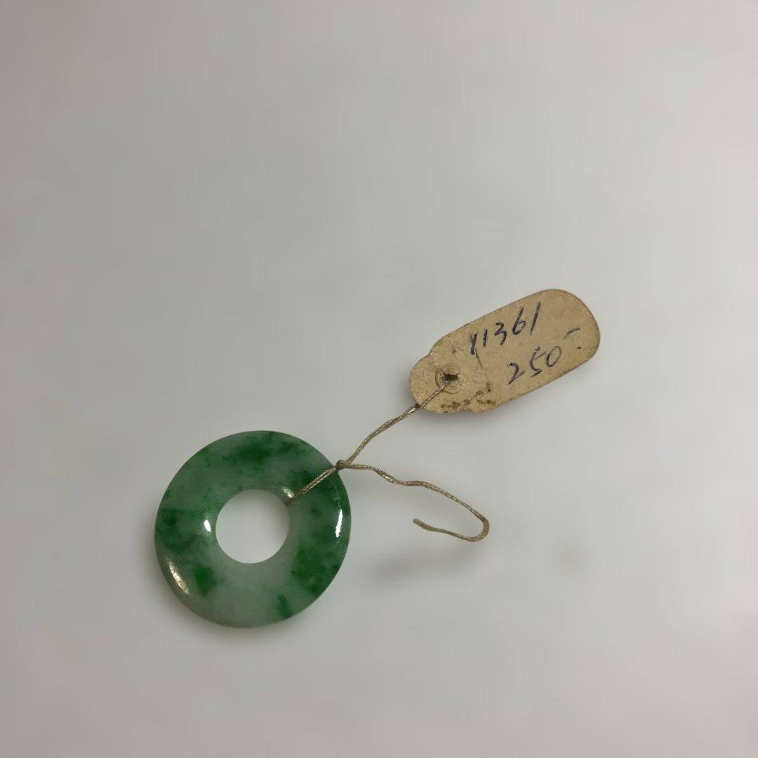 12640 本物翡翠製緑色円形ペンダント