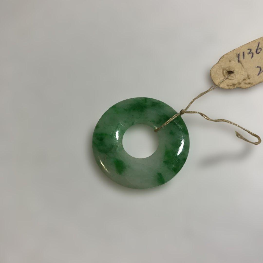 12640 本物翡翠製緑色円形ペンダント