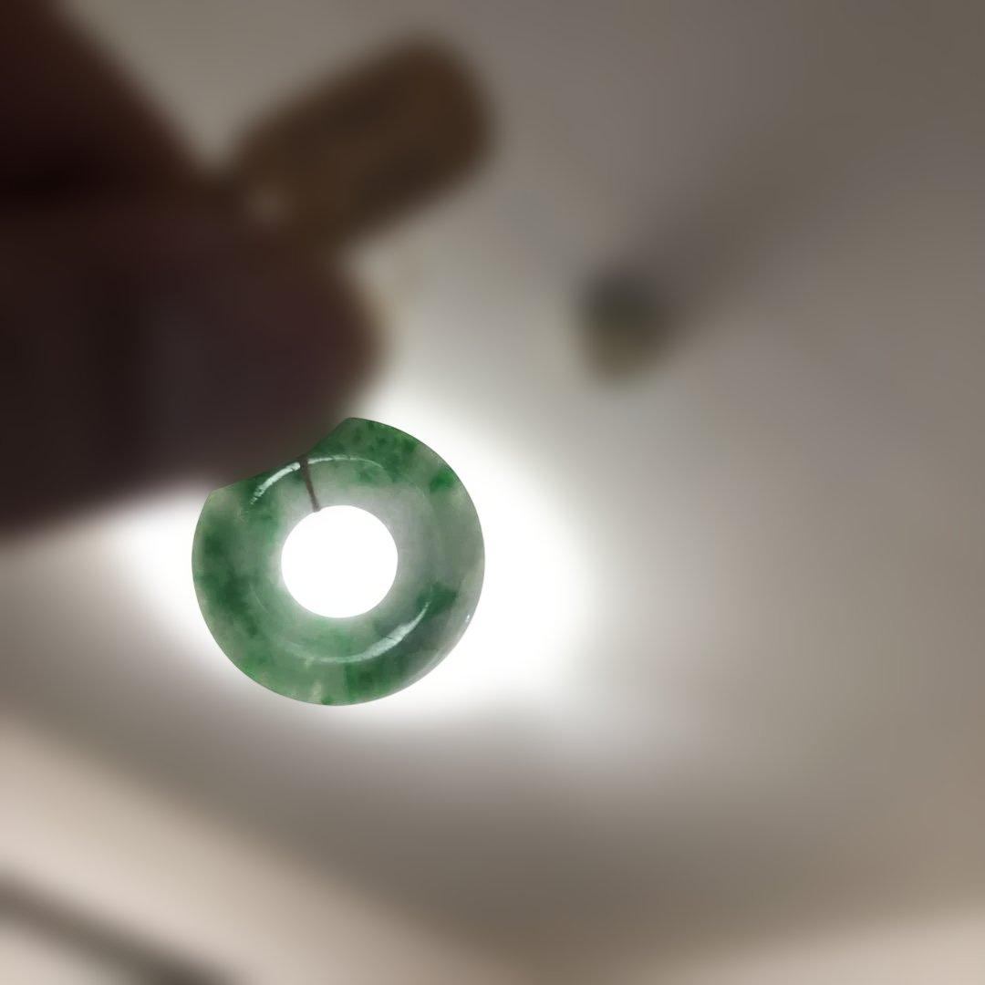 12640 本物翡翠製緑色円形ペンダント