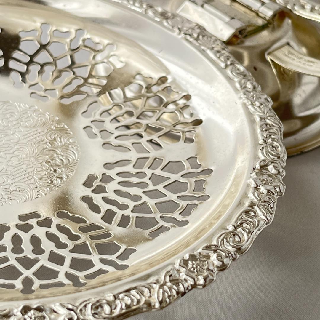 【英国 】エンボスと透かしのケーキスタンド Queen Anne