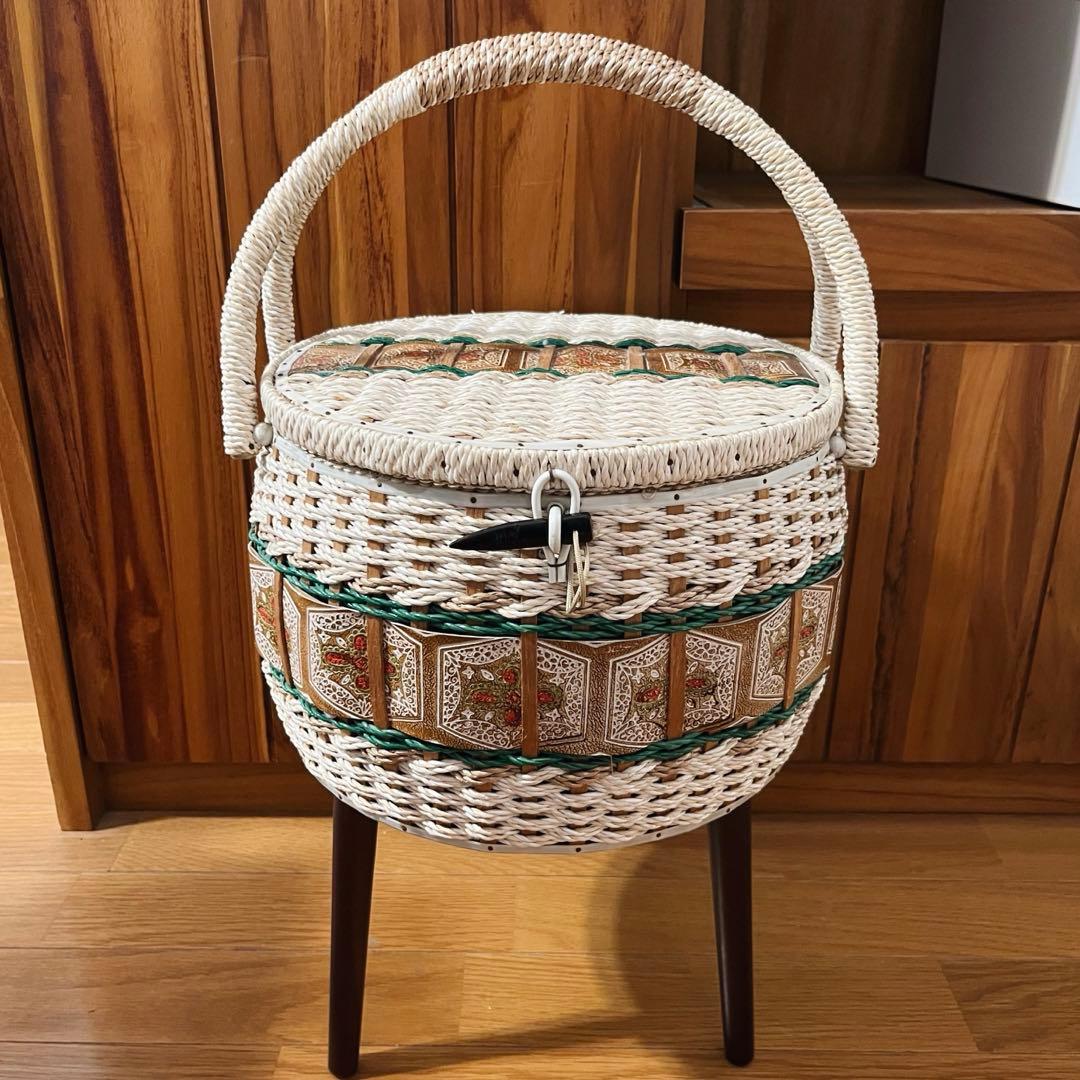 ソーイングボックス　裁縫箱　脚付き　取手付き　かご　レトロ　アンティーク